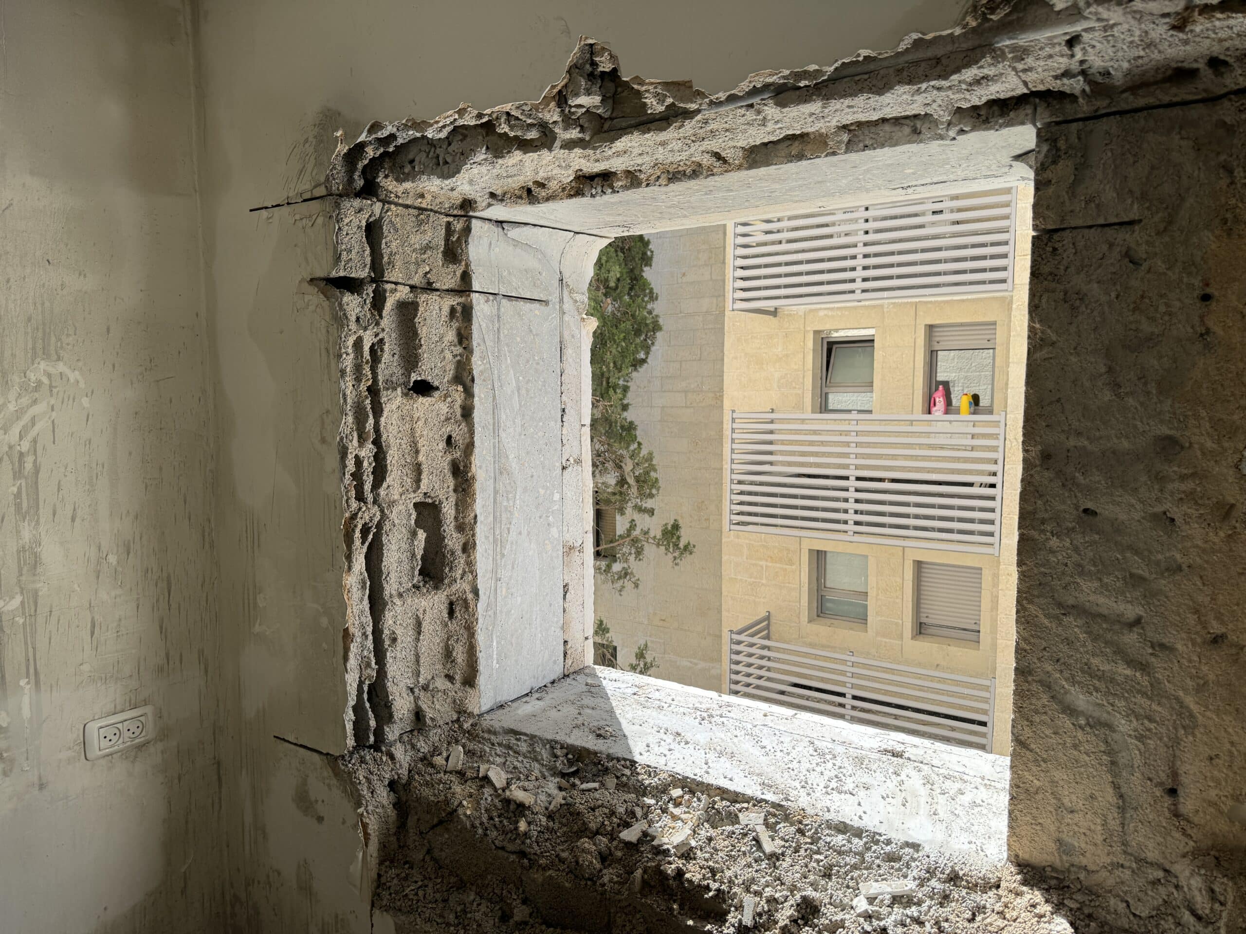 פתיחת חלון חיצוני בקיר בטון