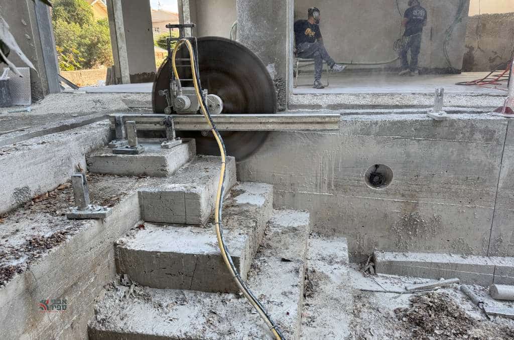 ניסור מדרגות בטון