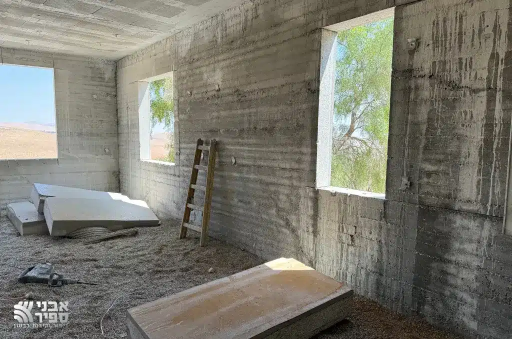 פתיחת חלונות בקיר של וילה