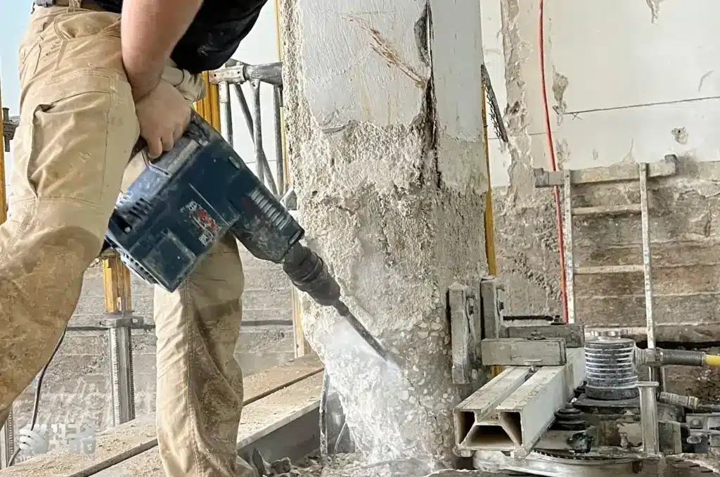 שבירה וניסור עמוד בטון