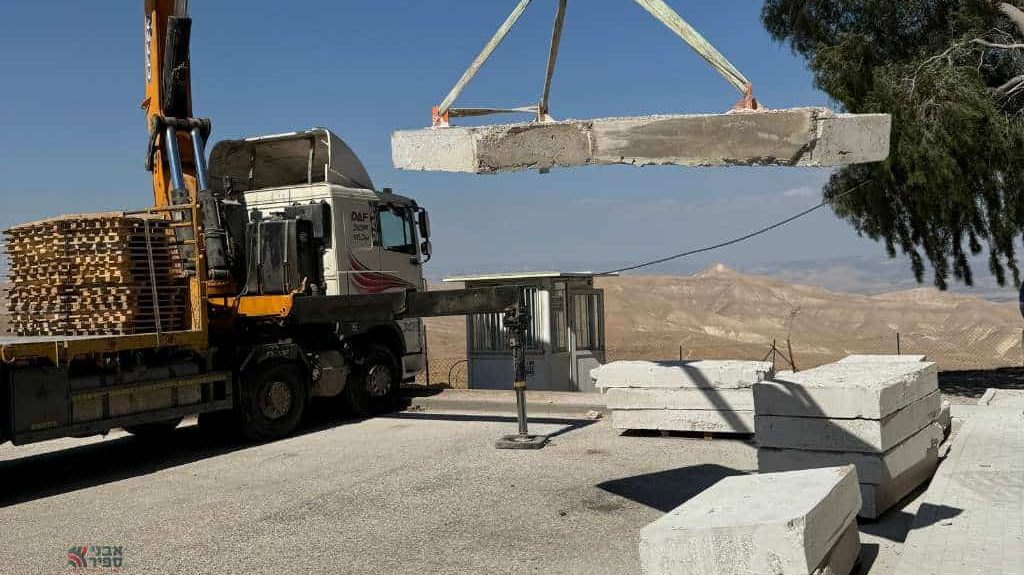 מנוף שמפנה את הבלוקים שהוסרו בבית ספר בשומרון - אבני ספיר