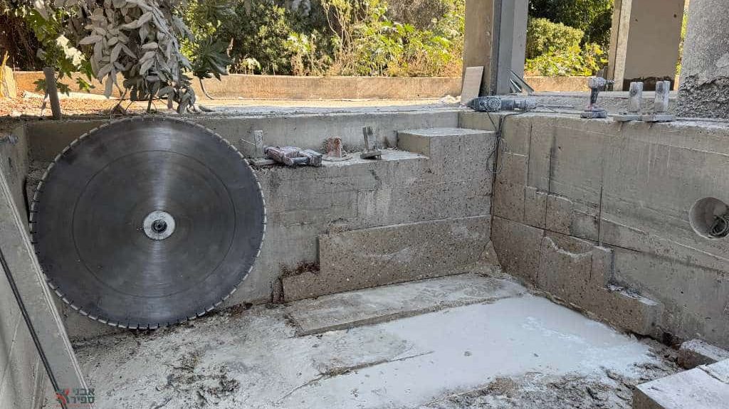ניסור בטון של בריכת שחייה בטון - אבני ספיר