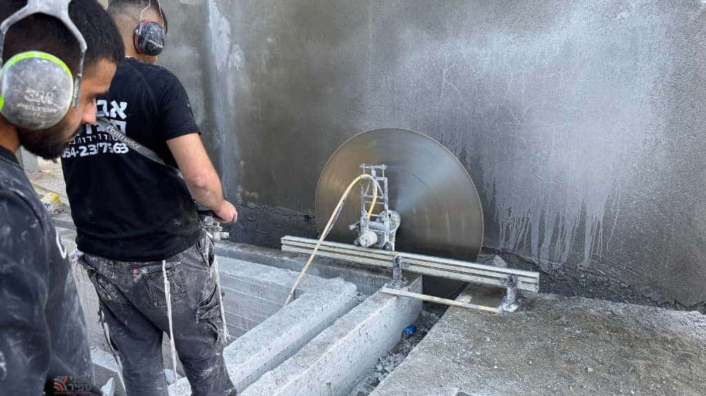 ניסור בריכת שחייה מבטון 1 - אבני ספיר