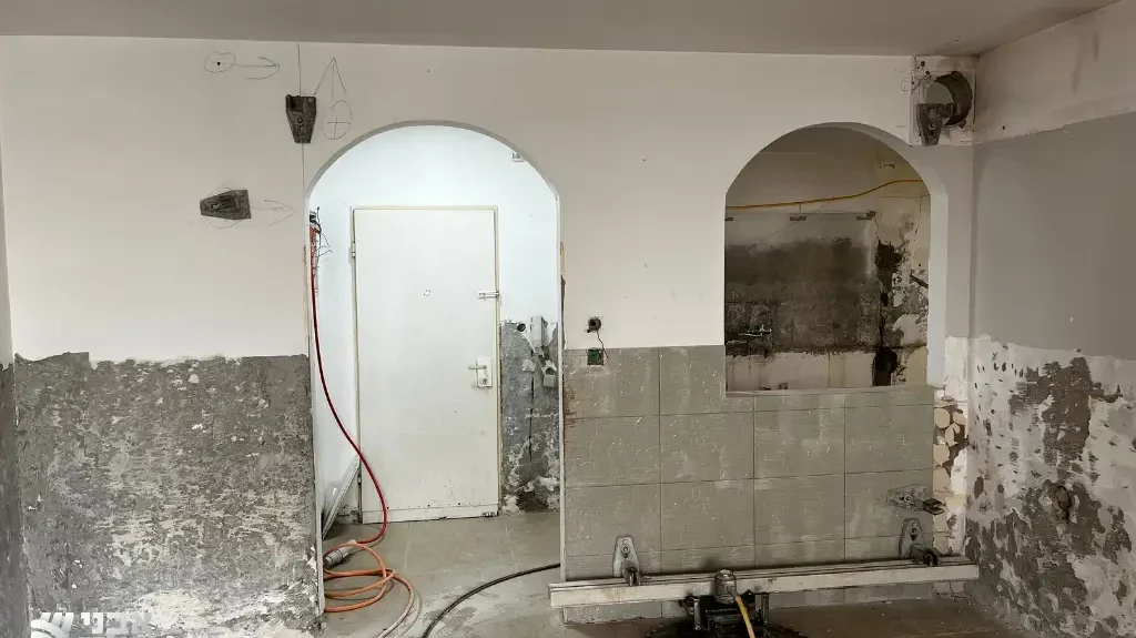 פרויקט ניסור קיר בטון להגדלת חלל הבית