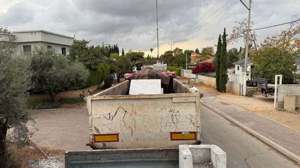 פינוי הבטון עם מנוף למשאית - אבני ספיר